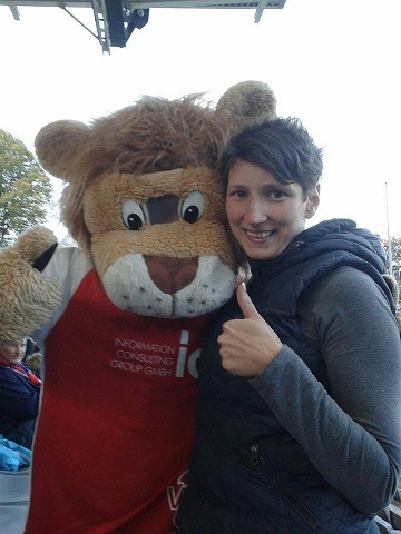 Claudia Bötte mit dem Maskottchen des Wuppertaler Sportvereins