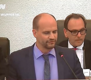 Marc Schulz am Rednerpult des Wuppertaler Ratssaals