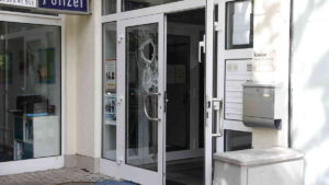 Cronenberg: Linksextremisten verüben Farbanschläge auf Bankfilialen und Polizei-Dienststelle