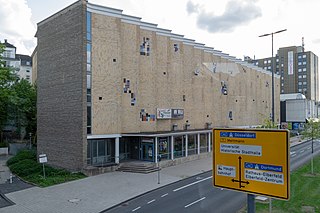 Das Gebäude des städtischen Berufskollegs Elberfeld an der Bundesallee (B7)