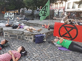 Auf dem Boden liegende Anhänger von „Extinction Rebellion“