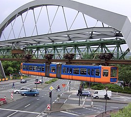 Die Wuppertaler Schwebebahn über der Bundesstraße 7