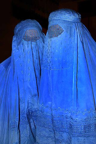 Zwei Afghaninnen in Burkas.